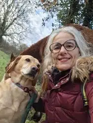 Emmanuelle Albert dans son environnement naturel en Dordogne, ressourcement en nature et forêt