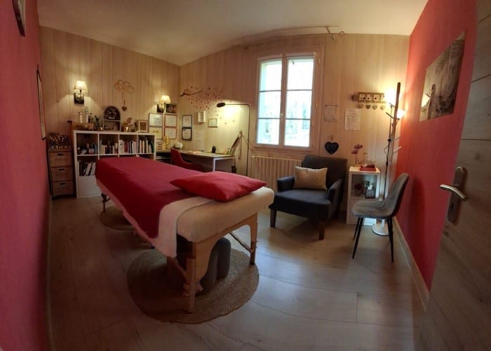 Salle de consultation chaleureuse et apaisante pour séances de fasciathérapie et hypnose