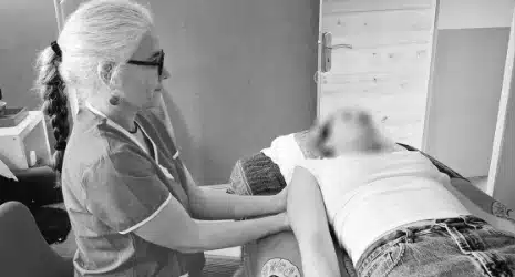 Séance de fasciathérapie avec Emmanuelle Albert dans son cabinet à Saint-Aubin-de-Nabirat